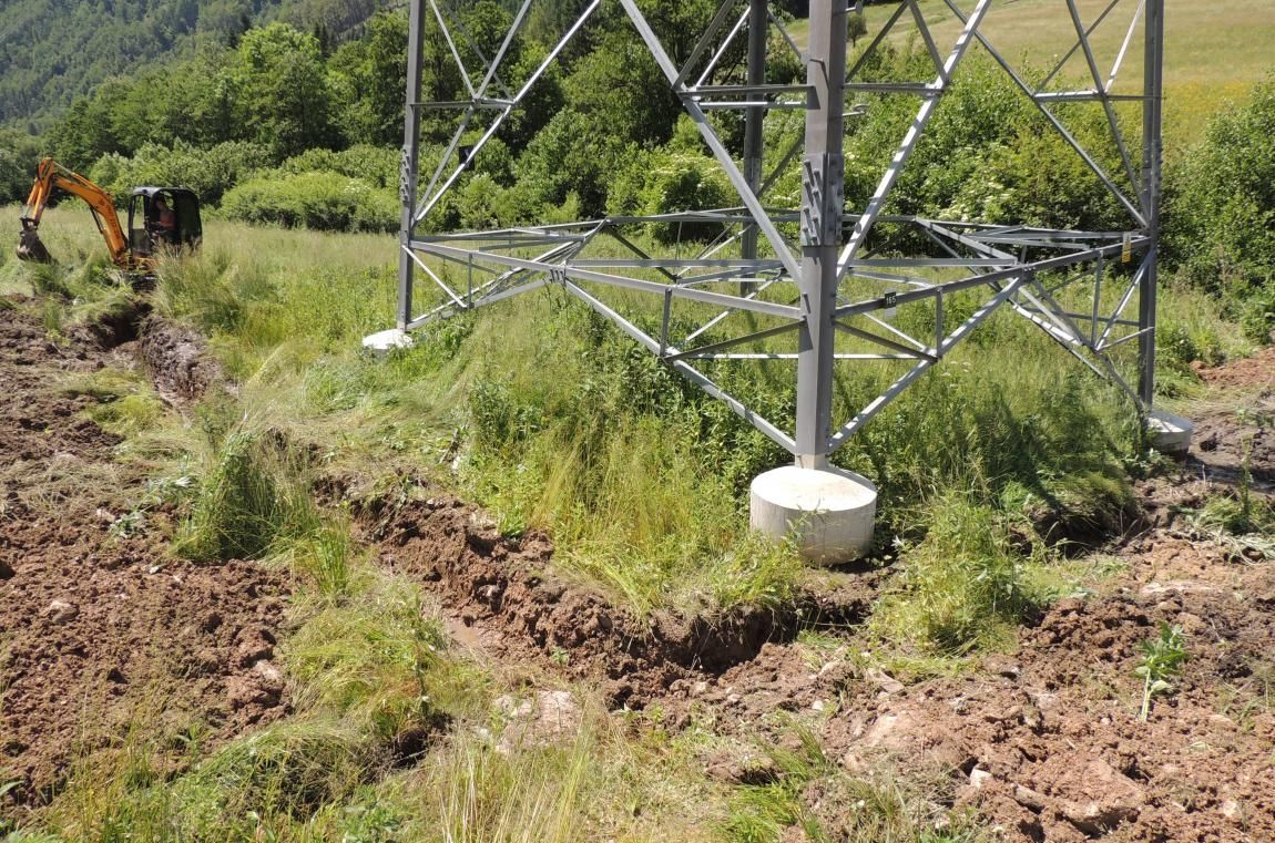 Výstavba elektrického vedenia vysokého napätia 2 x 400 kV